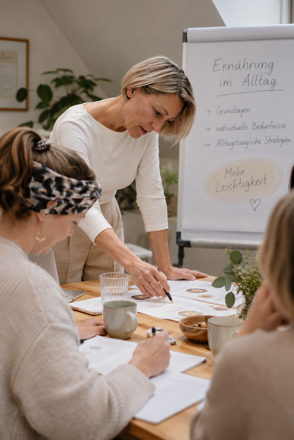 Diana Lucht erklärt an einem Flipchart das Thema Ernährung im Alltag